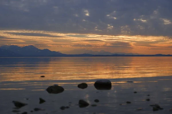 Malebný Pohled Pláž Během Krásného Západu Slunce Obloze Pozdním Večeru — Stock fotografie