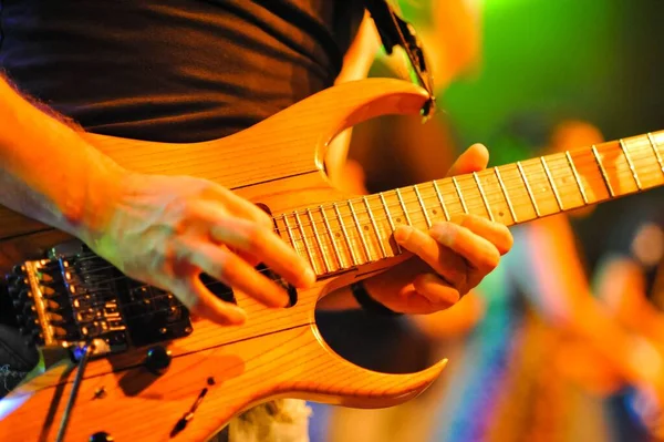 Крупним Планом Людські Руки Грають Гітарі — стокове фото
