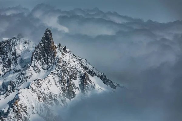 Uma Vista Panorâmica Dos Alpes Franceses Cobertos Neve Com Céu — Fotografia de Stock