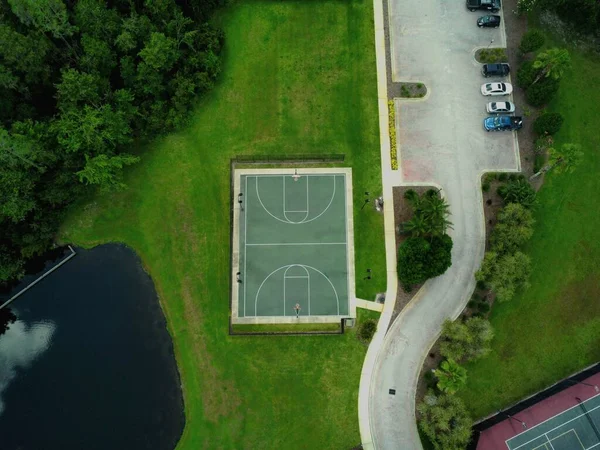 环绕着绿林的职业篮球场的空中俯瞰 — 图库照片