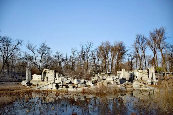 Una Hermosa Toma Construcción Ruinas Árboles Desnudos Que Reflejan Lago — Foto de Stock