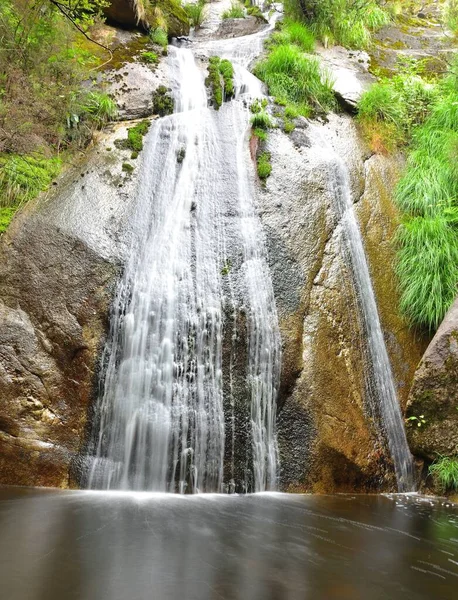 Een Verticaal Shot Van Fervenza Das Penizas Pontevedra Spanje — Stockfoto