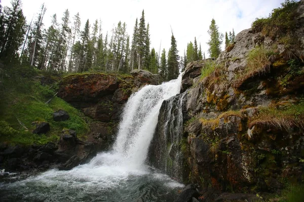 Una Vista Panorámica Una Cascada Que Fluye Por Las Rocas — Foto de Stock