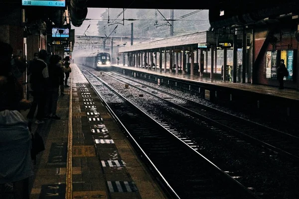 在雨天在车站等火车的漂亮照片 — 图库照片
