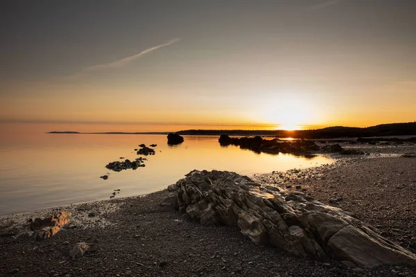 Vacker Solnedgång Med Orange Himmel Nära Vatten Och Stenig Kust — Stockfoto