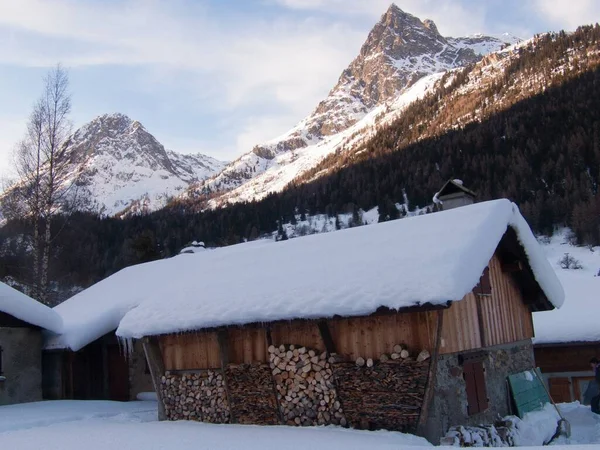 Ein Holzhaus Fuße Der Berge Vallorcine Haute Savoie Frankreich — Stockfoto