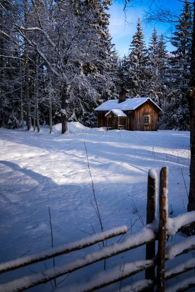 Eine Holzhütte Die Winter Mit Schnee Bedeckt Ist — Stockfoto