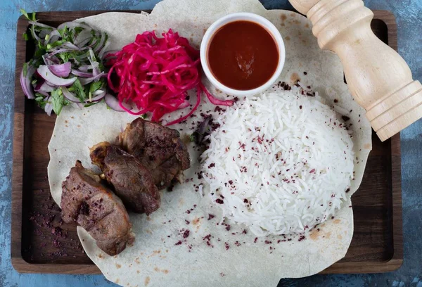 Una Taza Arroz Con Carne Parrilla Verduras Una Envoltura Lavash —  Fotos de Stock