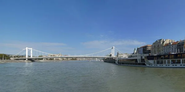 Budapest Hungary September 14Th 2019 Elizabeth Bridge Boat Danube River — Stock Photo, Image