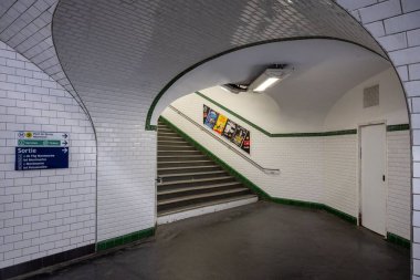 Paris Metro istasyonları ve tren vagonları. Paris Metro 'dan merdiven ve çıkış..