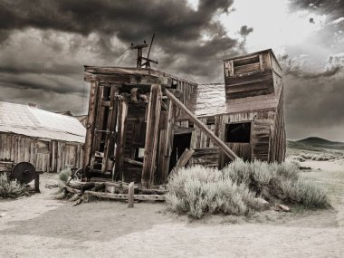 Kaliforniya, Bodie State Historic Park 'taki tek renkli eski bir binanın manzarası