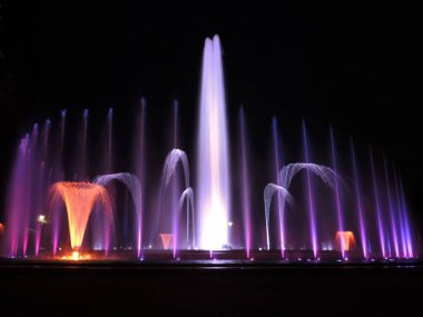 Budapeşte, Macaristan, 14 Eylül 2019. - Renkli bir müzik çeşmesi. Renkli ışıkların, lazer ışınlarının, müziğin ve su jetlerinin muhteşem gece gösterisi.