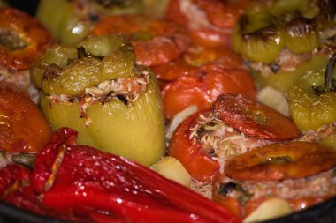 Yunan yemeği ve bir tabak doldurulmuş domates, biber veya gemista