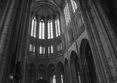 Eski bir kilisenin iç kısmının gri lekesi.