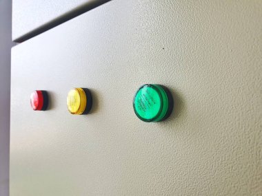 Pilot lambası R S T, ampul kırmızı, sarı, yeşil panel yan görünümünde 3 faz elektriği durumu