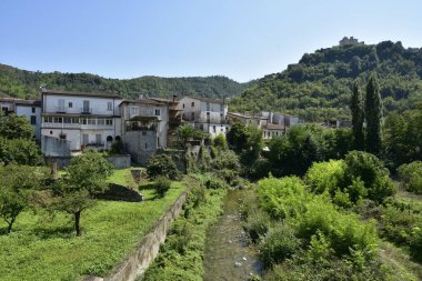 Laino Borgo 'nun panoramik görüntüsü, İtalya' nın Calabria bölgesindeki dağlarda bir köy.