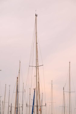 Denizci yatının yelkenli direkleri.