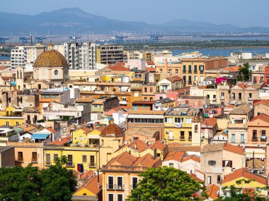 İtalya 'nın Sardinya kentindeki Cagliari kentinin çatı manzarası