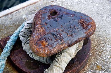 Poller mit einem Festmacher belegt. Schiff in einem Hafen am Poller festgemacht