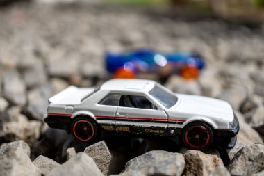 Mattel Hot Wheels 'ın küçük taşlı oyuncak arabasının yakın çekimi..