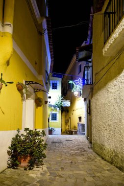 San Nicola Arcella 'da eski binaların olduğu dar bir sokak, Calabria bölgesi, İtalya