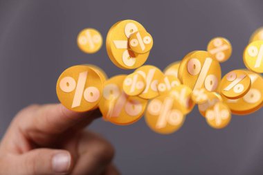 Bir elin yüzde simgeleriyle etkileşen 3 boyutlu bir tasarımı