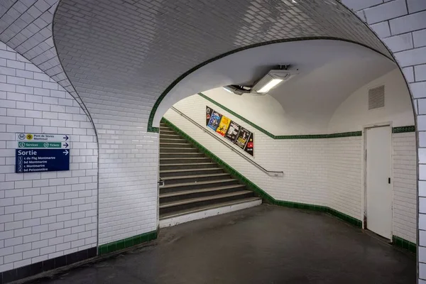 Paris Metro istasyonları ve tren vagonları. Paris Metro 'dan merdiven ve çıkış..