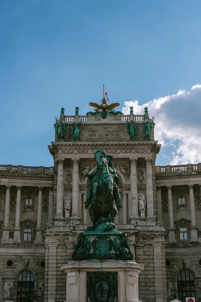 Vertikální Snímek Císaře Josefa Před Palácem Hofburg Vídni Rakousko — Stock fotografie