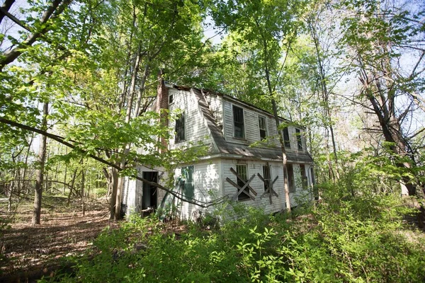 Close Uma Antiga Abandonada Casa Madeira Meio Floresta — Fotografia de Stock