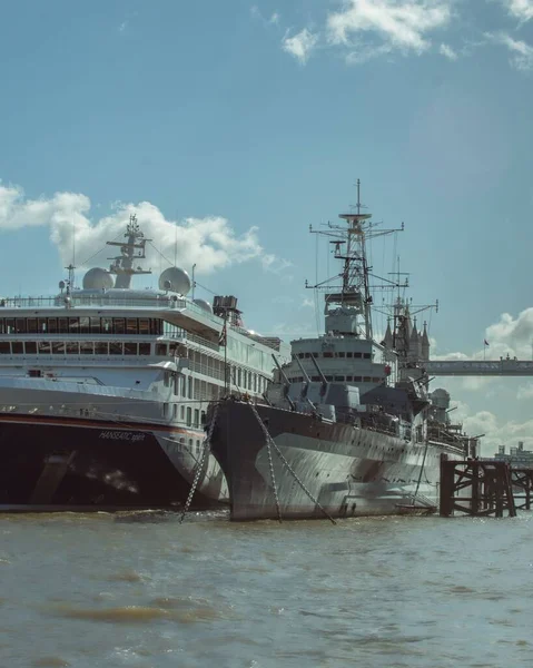 Eine Vertikale Aufnahme Von Marineschiffen Die Den Gewässern Des Royal — Stockfoto