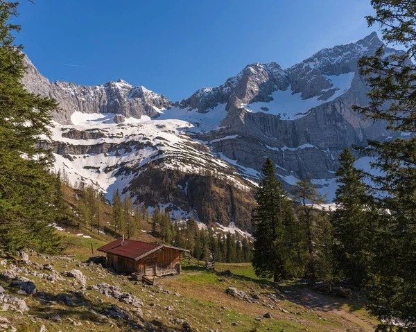 Ein Malerischer Blick Auf Ein Ländliches Holzhaus Hang Eines Schneebedeckten — Stockfoto