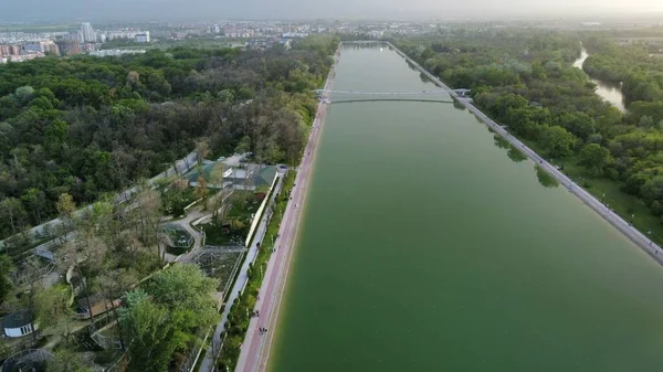 Krásný Výhled Řeku Obklopenou Parkem Městě — Stock fotografie