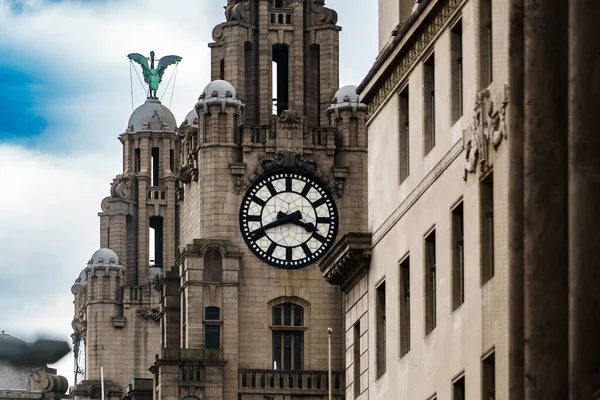 Primo Piano Una Torre Dell Orologio Liverpool Regno Unito — Foto Stock