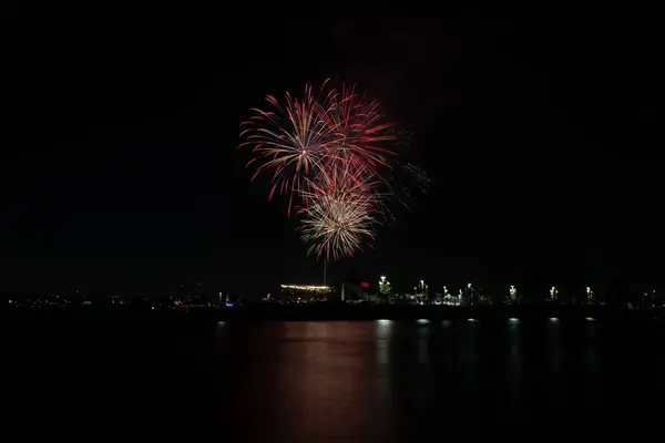 7月4日を祝うためにロングビーチのアラミトス湾で花火が打ち上げられました — ストック写真