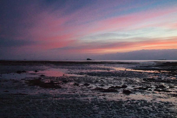 Arka Planda Gün Batımı Olan Kayalık Bir Sahilin Güzel Manzarası — Stok fotoğraf