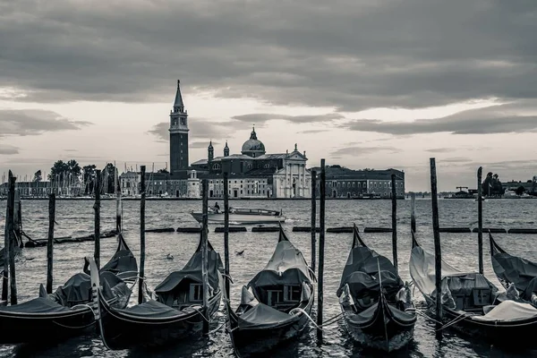 Una Línea Barcos Estacionados Paisaje Urbano Venecia Desde Mar Tono — Foto de Stock