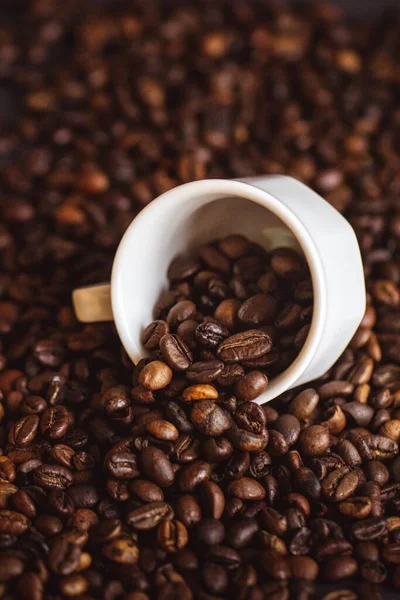 Vertikal Bild Kaffekoppen Kaffebönor — Stockfoto