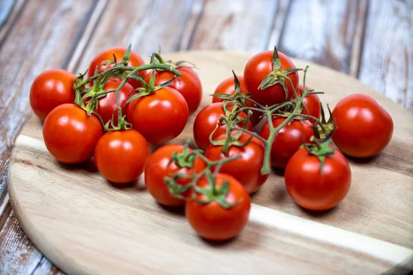Primer Plano Tomates Cherry Sobre Fondo Madera — Foto de Stock