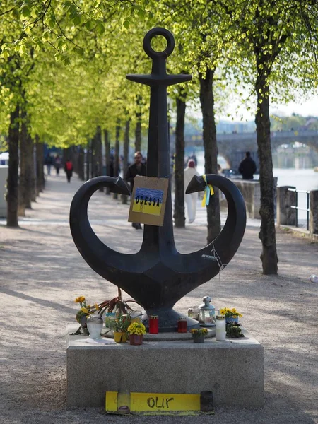Pionowe Ujęcie Posągu Kotwicy Ratisbona Zaopatrzone Małą Ukraińską Flagę Umieszczoną — Zdjęcie stockowe