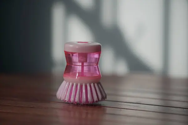 Sebuah Sikat Dapur Plastik Merah Muda Dengan Wadah Untuk Deterjen — Stok Foto
