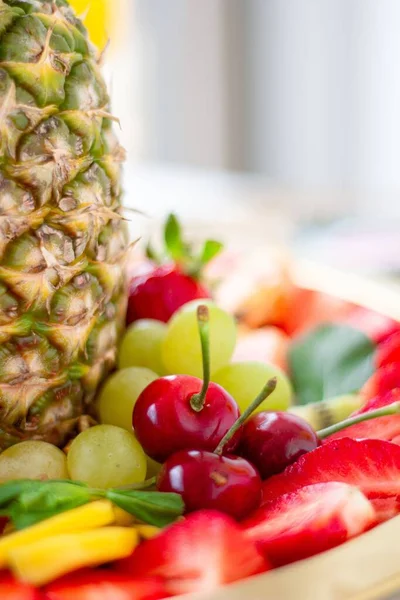 Vertikal Närbild Körsbär Jordgubbar Ananas Druvor Hallon Och Kiwi — Stockfoto