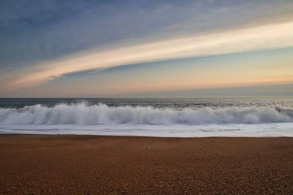 Una Vista Panorámica Las Olas Que Estrellan Una Orilla Arenosa —  Fotos de Stock