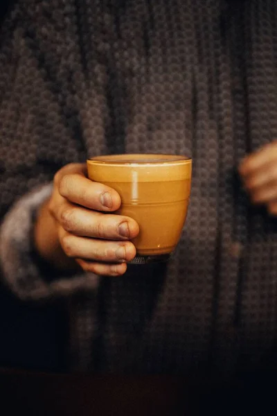 Primo Piano Verticale Uomo Che Serve Una Tazza Caffè — Foto Stock