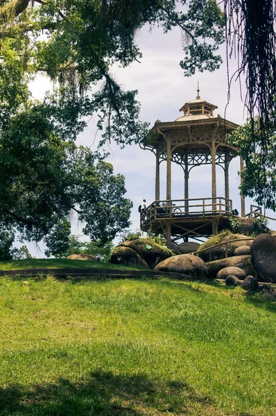 Parkın ortasında bir çardak.