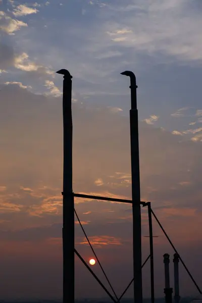 Vertikal Bild Metallstolpar Mot Vacker Molnig Himmel Vid Solnedgången — Stockfoto