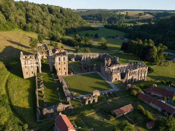 Ruínas Abadia Rievaulx Iluminadas Pelos Últimos Raios Luz Solar Por — Fotografia de Stock