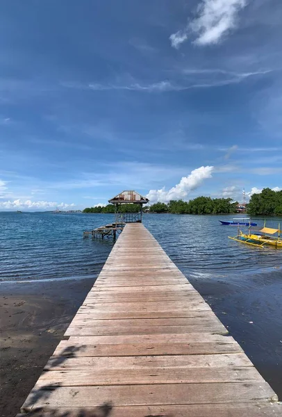 Een Verticaal Shot Van Een Houten Pier Aan Kust — Stockfoto