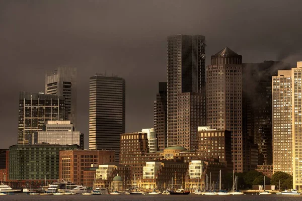 Eerie Shot Cityscape Fogs Covering Top Skyscrapers — Stock Photo, Image