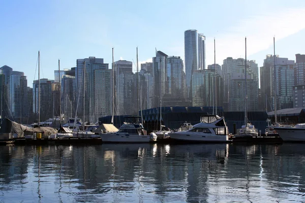 位于加拿大不列颠哥伦比亚省温哥华市中心的一个以摩天大楼为背景的湖泊 上面有游艇和小船 — 图库照片