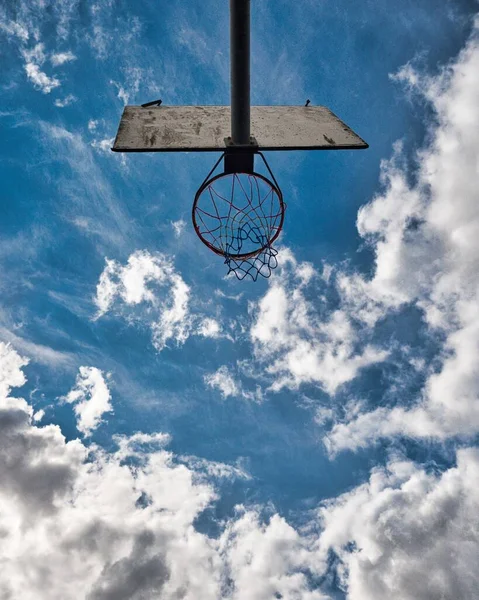 Spodní Pohled Basketbalový Koš Krásnou Zamračenou Modrou Oblohou Pozadí — Stock fotografie